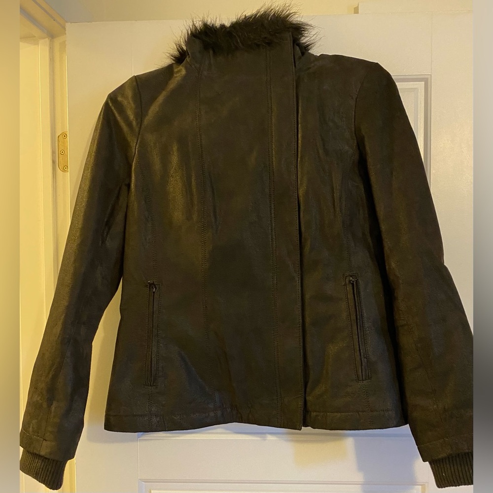 Danier medium woman’s Pig Leather With
Simulated Lamb Grain jacket
